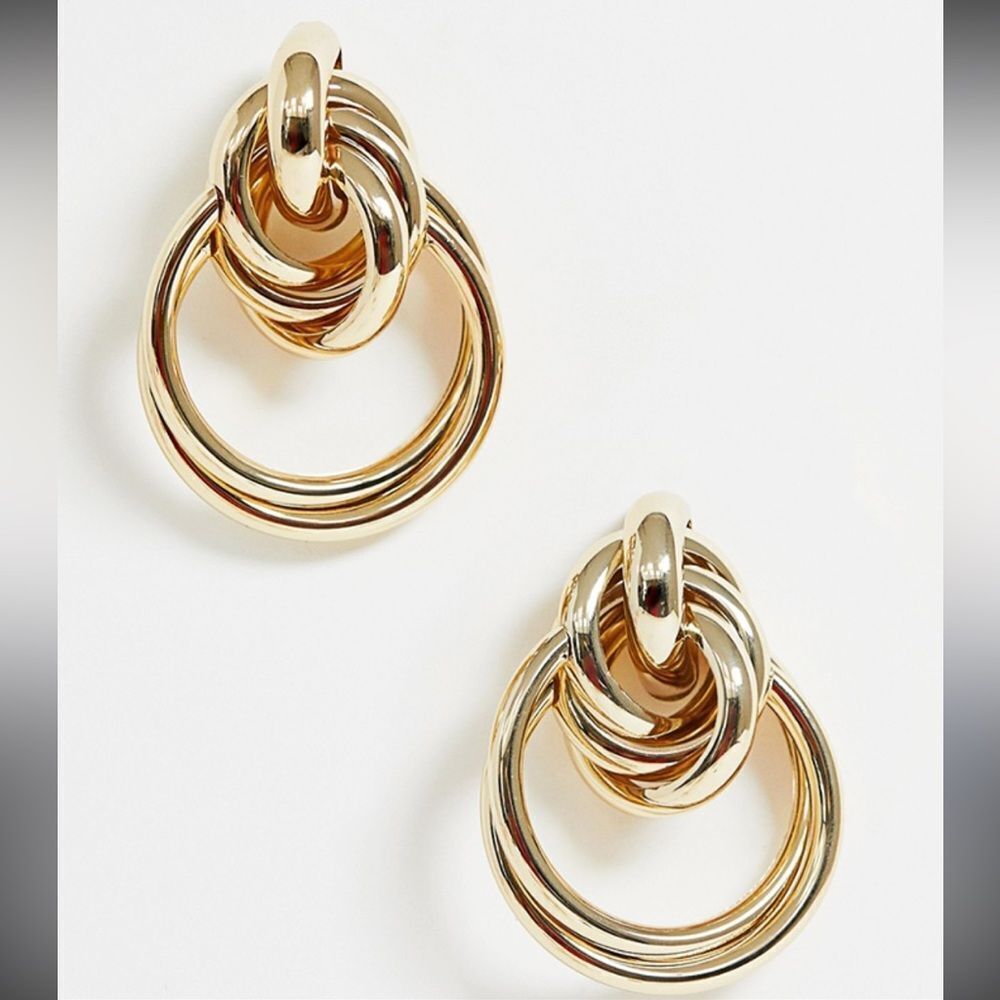 Elegant Gold-Tone Hoop Earrings M479